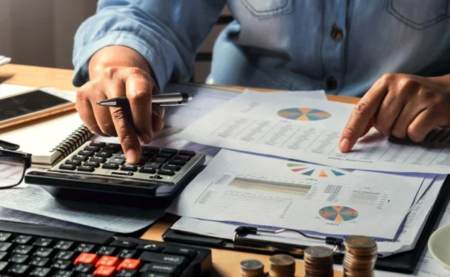Calculatrice et documents financiers utilisés par le trésorier du CSE pour la gestion du budget